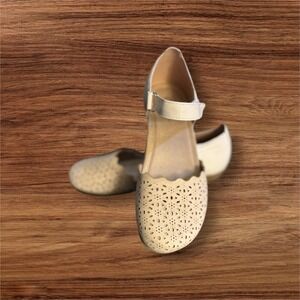Earth Mary‎ Jane comfort perforated flats, versatile cream/off-white color NWOT